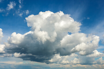 Obraz premium Cloudy blue sky in sunny day