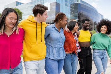 Obraz premium group of multiracial friends in the city