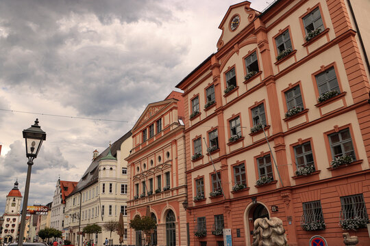 Dillingen an der Donau; K&ouml;nigstra&szlig;e mit Mitteltor, Altem und Neuen Rathaus