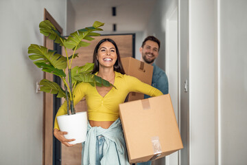 Young couple moving in new home - obrazy, fototapety, plakaty