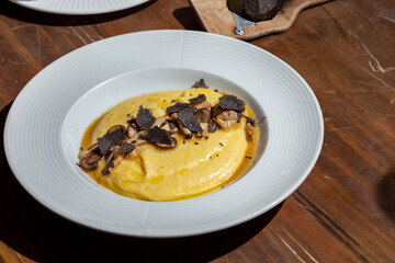Mashed potatoes with mushrooms and grated truffle