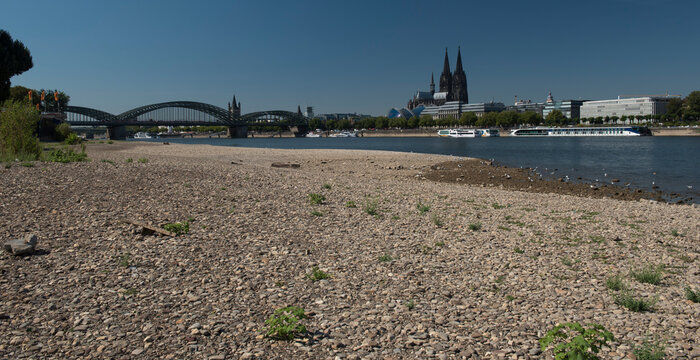 K&ouml;lner Dom und die Hohenzollernbr&uuml;cke bei Niedrigwasser des Rheins