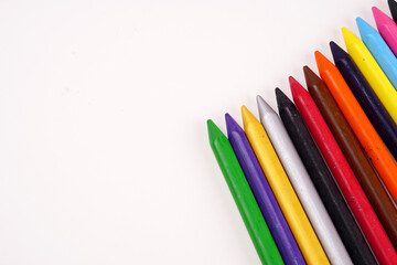 Obraz premium Color pencils on pink background, copy space .