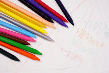 Obraz premium Color pencils on pink background, copy space .