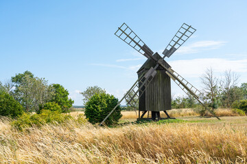 Fototapeta na wymiar Windmill in the field