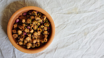 木製ボウルに入ったドライのバラ