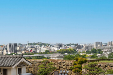 Fototapeta na wymiar 小高い国宝姫路城の公園から見る姫路の市街地風景