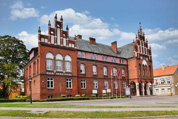 Neogotycki budynek starostwa powiatowego w Kętrzynie - obrazy, fototapety, plakaty