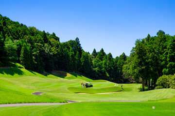 青空のゴルフ場・ティーグラウンドからのロングコースの眺め（千葉県木更津市）