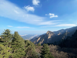 푸른 하늘과 산이 멋있는 풍경
