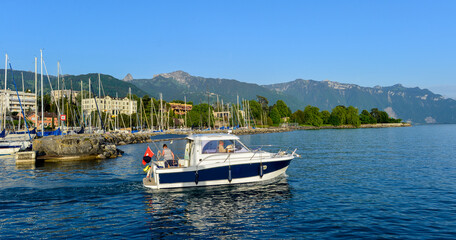 Fototapeta na wymiar Yachthafen von La Tour-de-Peilz, Gemeinde im Distrikt Bezirk Riviera-Pays-d’Enhaut im Kanton Waadt (Schweiz)