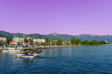 Fototapeta na wymiar Yachthafen von La Tour-de-Peilz, Gemeinde im Distrikt Bezirk Riviera-Pays-d’Enhaut im Kanton Waadt (Schweiz)