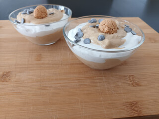 Stracciatella- und Espresso-Creme mit Amarettini