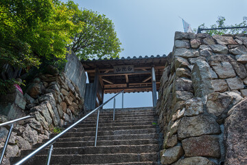石垣の階段の上に建つ山門