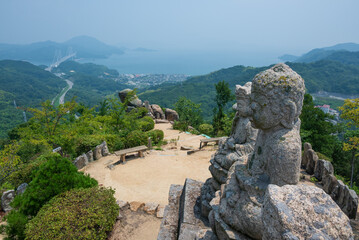 Fototapeta na wymiar 山頂から瀬戸内の海を眺める石仏たち