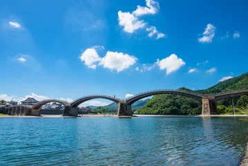Papier Peint photo Lavable Le pont Kintai La rivière claire Nishiki coule sous le ciel bleu clair