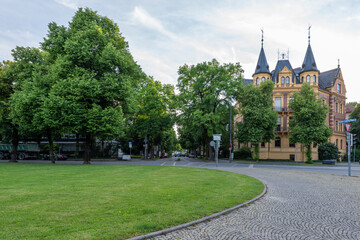Obraz premium lawn, trees and mansion in a quiet area of Munich, Bavaria