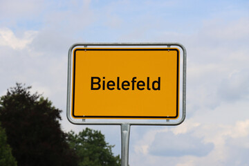 Ortsschild Bielefeld: Orangenes Schild am Ortseingang der Stadt Bielefeld 2022