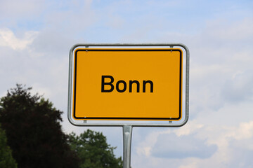 Ortsschild Bonn: Orangenes Schild am Ortseingang der Stadt Bonn 2022