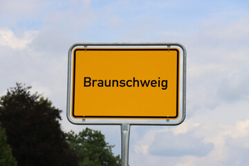 Ortsschild Braunschweig: Orangenes Schild am Ortseingang der Stadt Braunschweig
