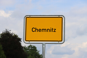 Ortsschild Chemnitz: Orangenes Schild am Ortseingang der Stadt Chemnitz 2022