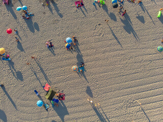 Porzione di spiaggia e gruppo di persone rilassate viste dall'alto