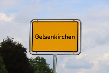 Ortsschild Gelsenkirchen: Orangenes Schild am Ortseingang der Stadt Gelsenkirchen 2022