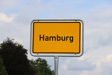 Ortsschild Hamburg: Orangenes Schild am Ortseingang der Stadt Hamburg 2022