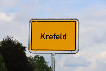 Ortsschild Krefeld: Orangenes Schild am Ortseingang der Stadt Krefeld 2022