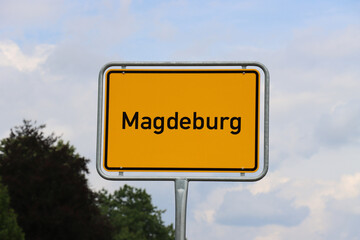 Ortsschild Magdeburg: Orangenes Schild am Ortseingang der Stadt Magdeburg 2022