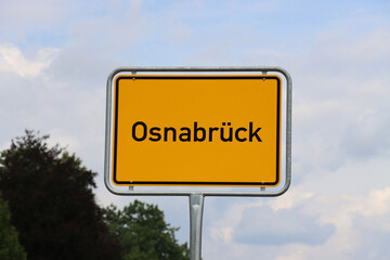 Ortsschild Osnabrück: Orangenes Schild am Ortseingang der Stadt Osnabrück 2022
