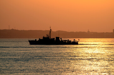 夕暮れの海と船