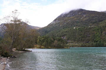 Fototapeta na wymiar Oppstrynsvatn, lago noruego cerca de la localidad de Stryn.