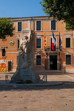Monument de la mairie de TRETS (Bouche-du-Rh&ocirc;ne)