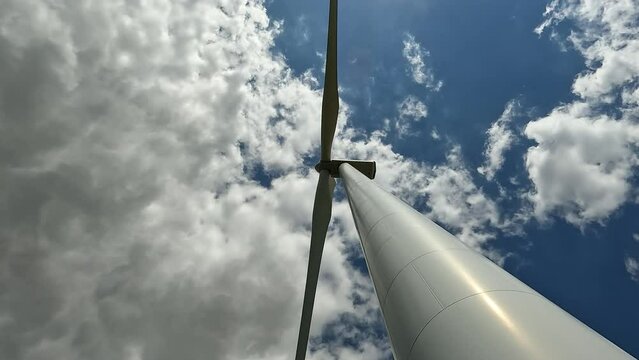 Das nachhaltige Windrad produziert grünen klimaneutralen neutralen Strom für eine saubere und unabhängige Zukunft - Klima Neutralität - Energiewende 