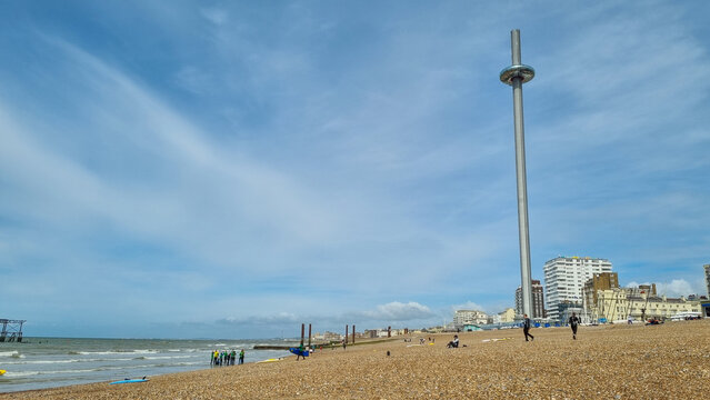 Praia de Brighton com a Torre i360, na beira da praia.