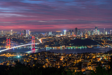 Obraz premium Çamlıca Hill 15 July Martyrs Bridge with Istanbul skyline at night