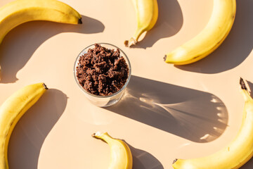 Maulwurfskuchen im Glas mit Stracciatella und Banane auf einem orangen Untergrund