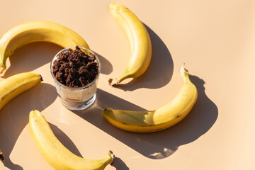 Maulwurfskuchen im Glas mit Stracciatella und Banane auf einem orangen Untergrund