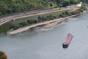 Tankschiff auf dem Rhein, Loreley bei Dürre