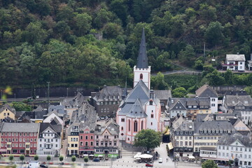 Naklejka premium Sakt Goar, Promenade um die weiße Kirche