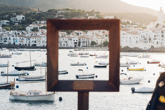 Encuadre de fotografia t&iacute;pica de postal de Cadaqu&eacute;s, Costa Brava, Catalu&ntilde;a.