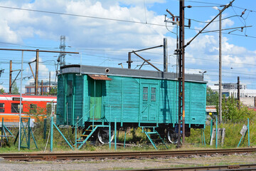 Teren kolejowy z wagonami i lokomotywą. © FotoDax