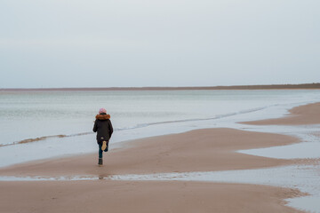 Ostsee, Rügen, Mädchen läuft am Strand