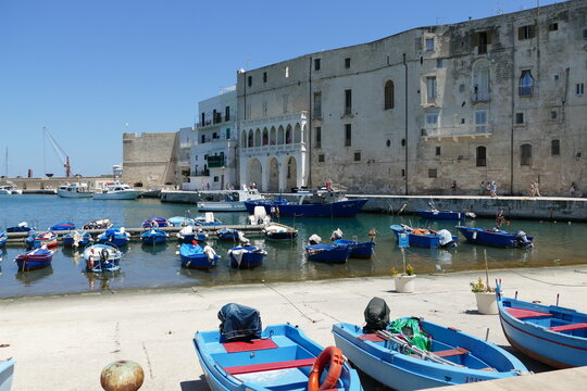 Porto antico di Monopoli nella citt&agrave; vecchia. Sud Italia