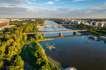Piękny panoramiczny widok z drona na centrum nowoczesnej Warszawy z sylwetkami drapaczy chmur w...