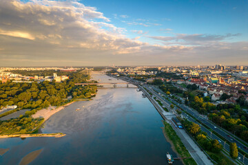 Piękny panoramiczny widok z drona na centrum nowoczesnej Warszawy z sylwetkami drapaczy chmur w promieniach zachodzącego słońca. Widok z okolicy mostu Świętokrzyskiego - obrazy, fototapety, plakaty