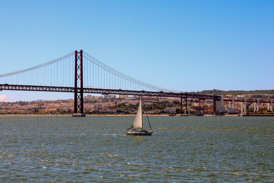 Ponte 25 de Abril Sobre o Tejo visto  de Almada. Lisboa. 