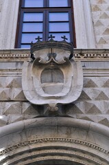 Ferrara - Stemma della città sulla facciata di Palazzo dei Diamanti