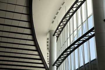 Techo, ventanas y arquitectura del techo del Centro de Convenciones de Panamá. Arquitectura moderna